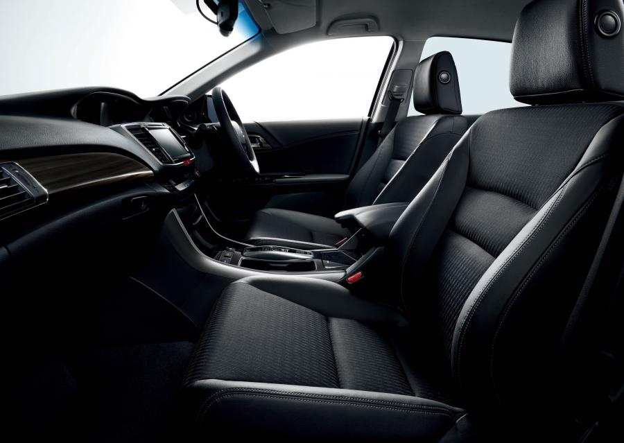 Интерьер Honda Accord Hybrid 2016 года  (JP) (фото 6 из 12)